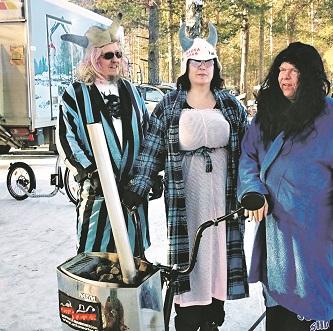 Tapani Rintala (vas.), Virpi Halla-aho ja Kari Pienimäki näyttävät mallia kisapukeutumiseen. Kuva: Tapani Rintalan kuva-arkisto