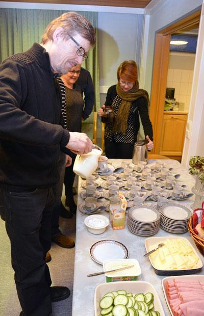 Risto Juvonen pääsi aloittamaan aamupalapöydän. Kahvia kaatamassa Anu Kerttula. Kuva: Susanna Mattila