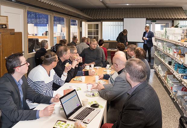 Lopen Yrittäjien aamukahvilla kuultiin asiaa hankinnoista. Tilaisuus järjestettiin Läyliäisten Sähkön tiloissa. Kuva: Timo Ilomäki
