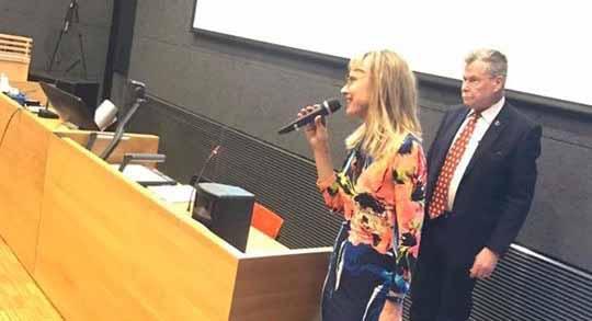 Yrittäjäillan avasivat sen pitkäaikaiset vastuuhenkilöt Harry Mälkki ja Tuire Ranta-Meyer.