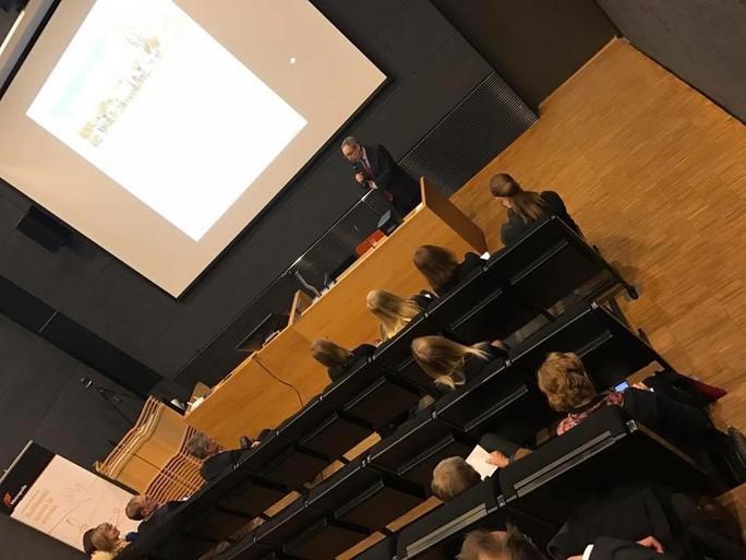 Kansanedustaja Ben Zyskowicz puhui ja perusteli hallituksen poliittisia ratkaisuja.   