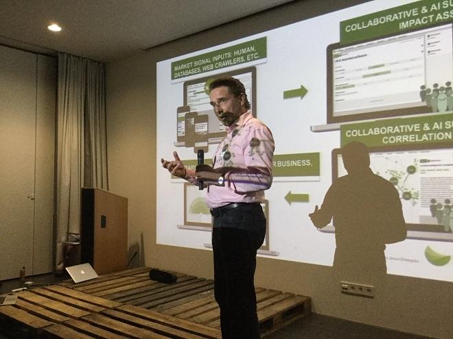 Panu Kause pitchaamassa Startup Autobahnin ensimmäisellä kiihdyttämöviikolla. Kuva: Startup Autobahn / Plug and Play: Yannick Grauer