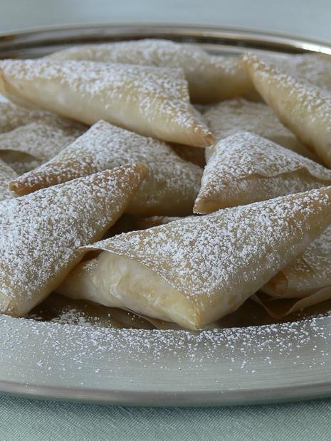 Hedelmänyytit koristellaan tomusokerilla. Kuva: Eeva Remes