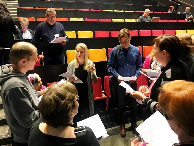 Nuori digilähettiläs Heli Jalava opastaa työpajassa somen saloista.