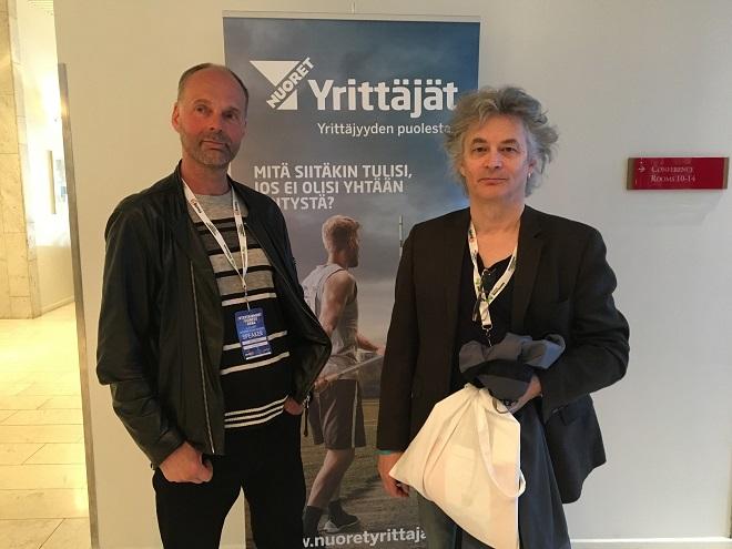 Myös Eppu Normaali Oy:n toimitusjohtaja-rumpali Aku Syrjä ja hallituksen jäsen-kitaristi Juha Torvinen olivat paikalla viihdealan yritysten EBA-tapahtumassa Helsingissä.