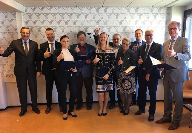 Joensuun yrittäjäpäivien yhteistyösopimus allekirjoitettiin tiistaina. Allekirjoittajina ovat Suomen Yrittäjät, Pohjois-Karjalan Yrittäjät ja yhteistyökumppanit Elisa, Fennia, Finnvera, Alma Media, Nordea ja Joensuun seudun kehittämisyhtiö JOSEK.