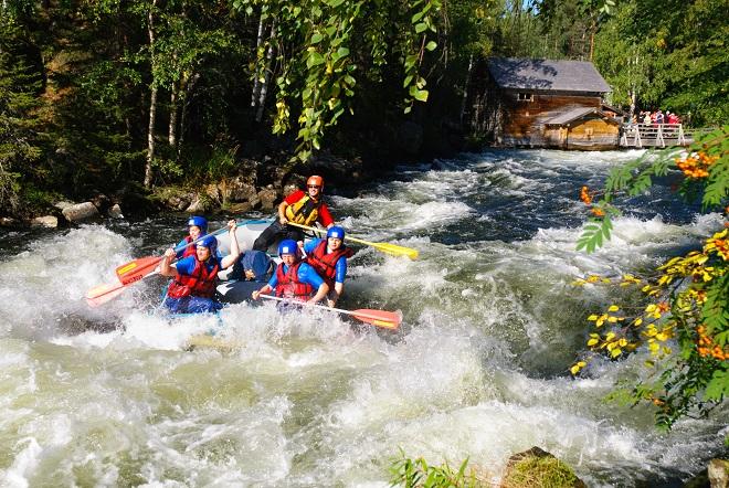 Koskenlaskua Kuusamon Myllykoskella. Kuva: Basecamp Oulanka Oy