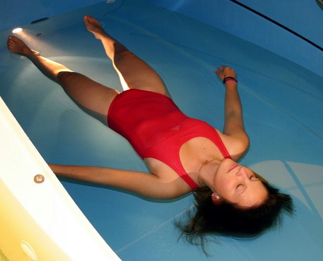 30-prosenttisessa suolavedessä kelluminen tuo painottomuuden tunteen ja syvän rentoutumisen. Lähde: Day Spa Gabriel