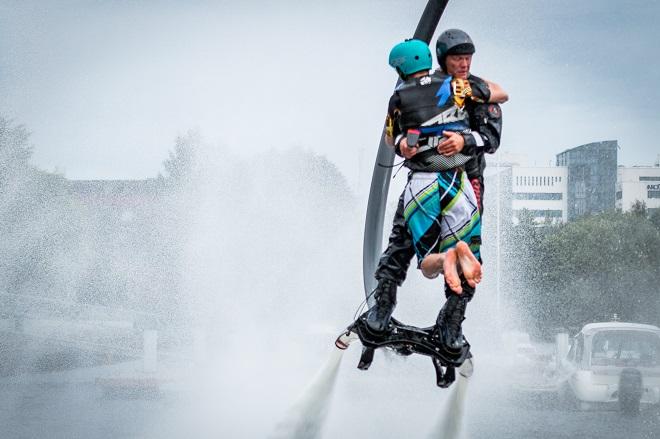 Flyboard Avataara tarjoaa myös tandem-lautailua. Kuva: Jani Vienonen / VJP Photo