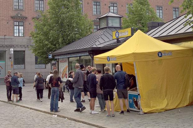 Monet yrittäjät olivat varautuneet palvelemaan asiakkaita useammalla myyntipisteellä. Näin myös Torin R-kioskilla, jossa jonoa riitti niin sisälle kuin ulos. Kuva: Susanna Mattila