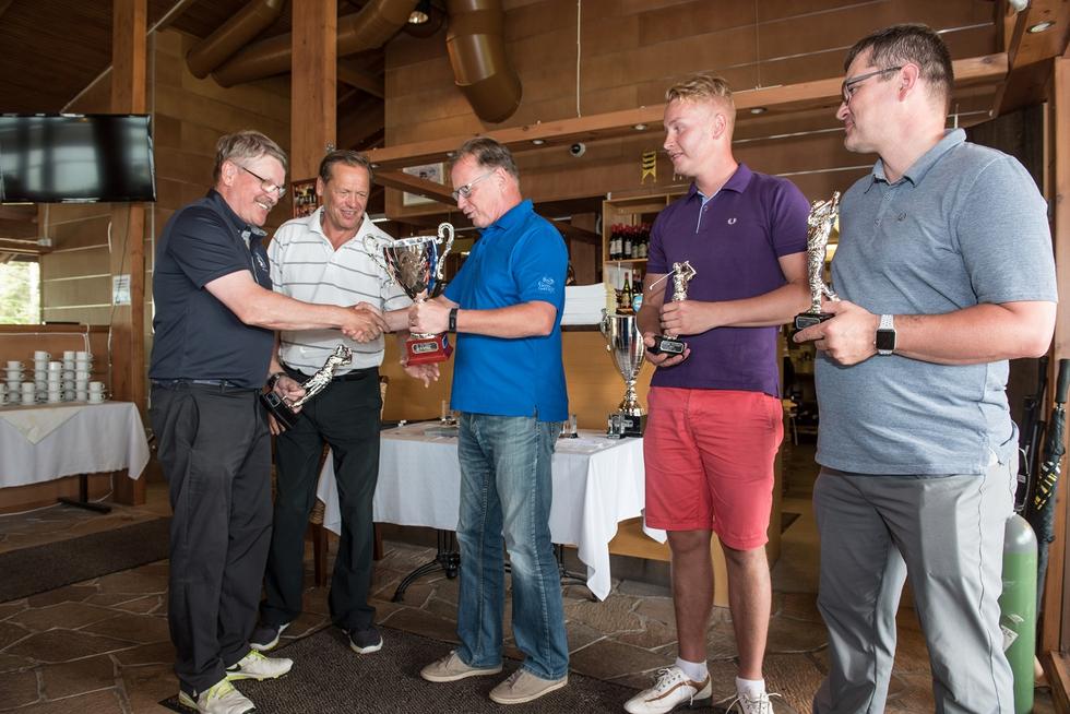 Miesten tasoituksellisen pistebogey-kilpailun voitti Matti korhonen. Toiseksi sijoittui Henri Cederqvist ja kolmanneksi Rasmus Högström. Kuvassa myös palkinnot jakaneet Kainuun Yrittäjien toimitusjohtaja Pekka Ojalehto ja Paltamo Golfin puheenjohtaja Urpo Miesten tasoituksellisen pistebogey-kilpailun voitti Matti korhonen. Toiseksi sijoittui Henri Cederqvist ja kolmanneksi Rasmus Högström. Kuvassa myös palkinnot jakaneet Kainuun Yrittäjien toimitusjohtaja Pekka Ojalehto ja Paltamo Golfin puheenjohtaja Urpo