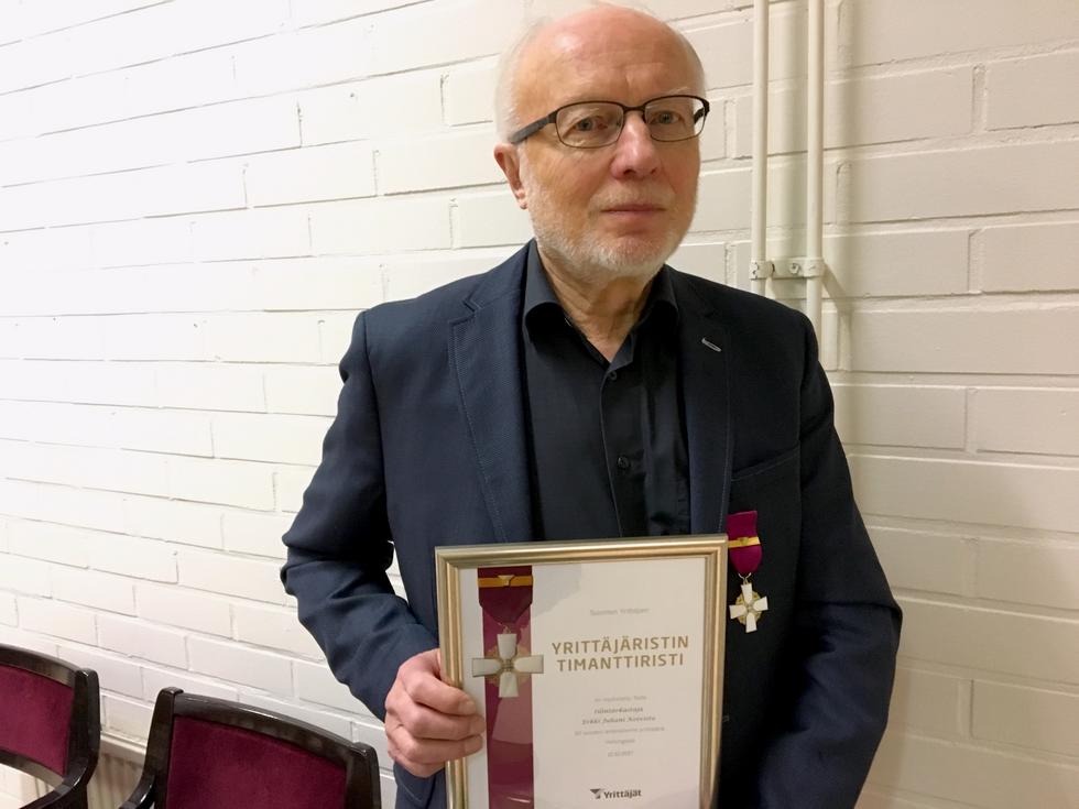 Erkki Koivistolle annettiin Suomen Yrittäjien yrittäjäristin timanttiristi. Erkki Koivistolle timanttiristi.