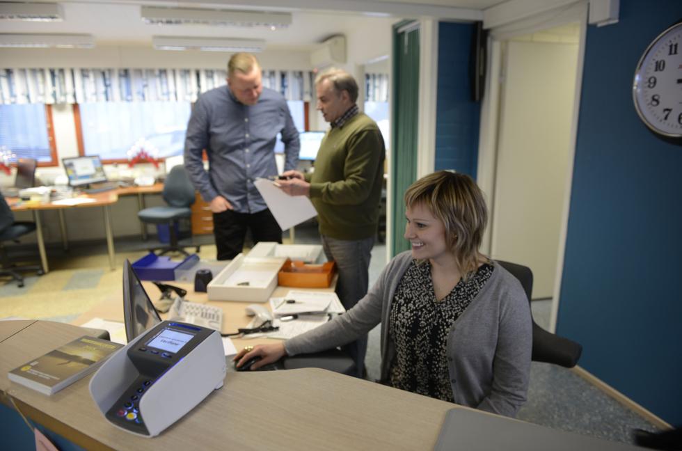 Jeff Brouwer (vas) on myös mukana katsastusyrityksen toiminnassa.