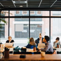 Ihmisiä työpisteillä