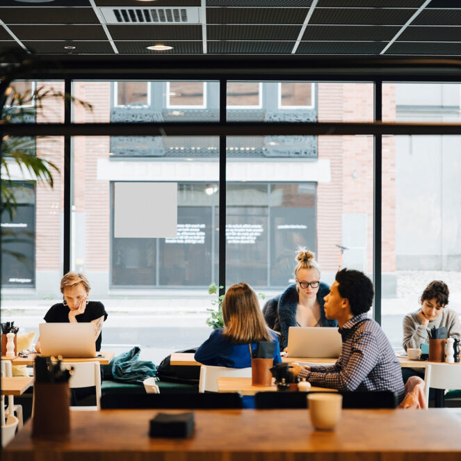 Ihmisiä työpisteillä