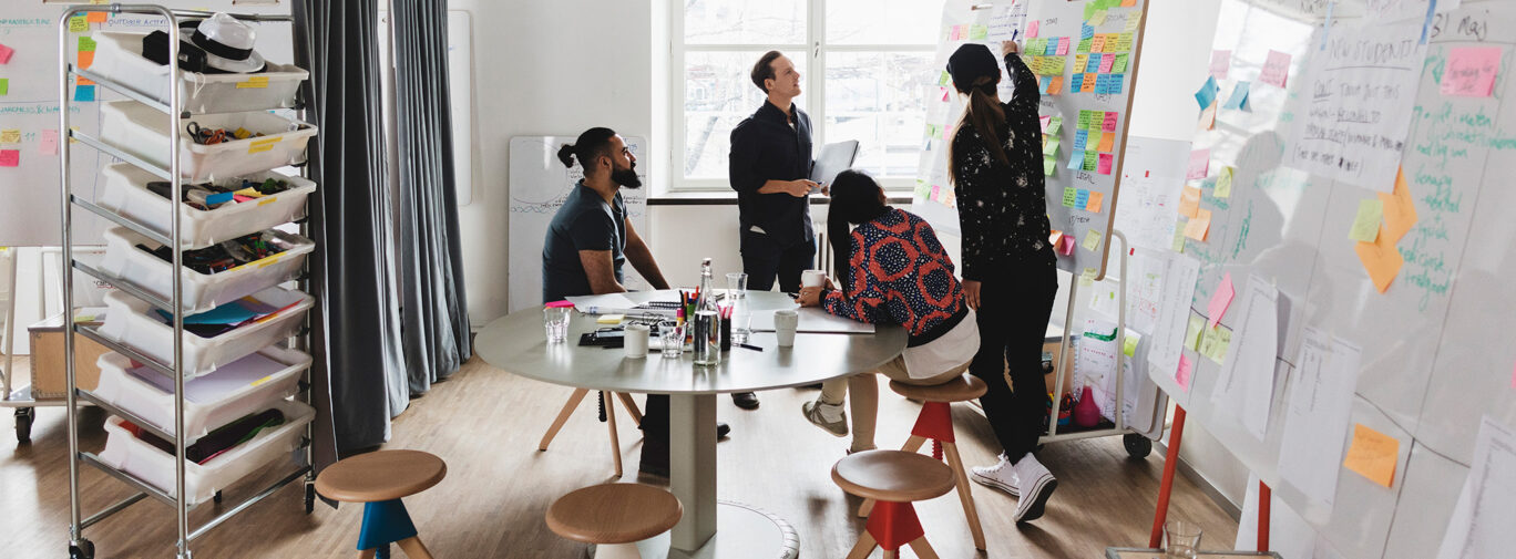 Henkilöt kokoustilassa