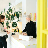 Kassahenkilö ja asiakas