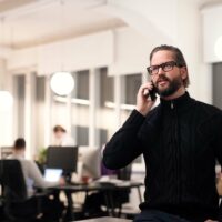 Mies puhuu puhelimeen