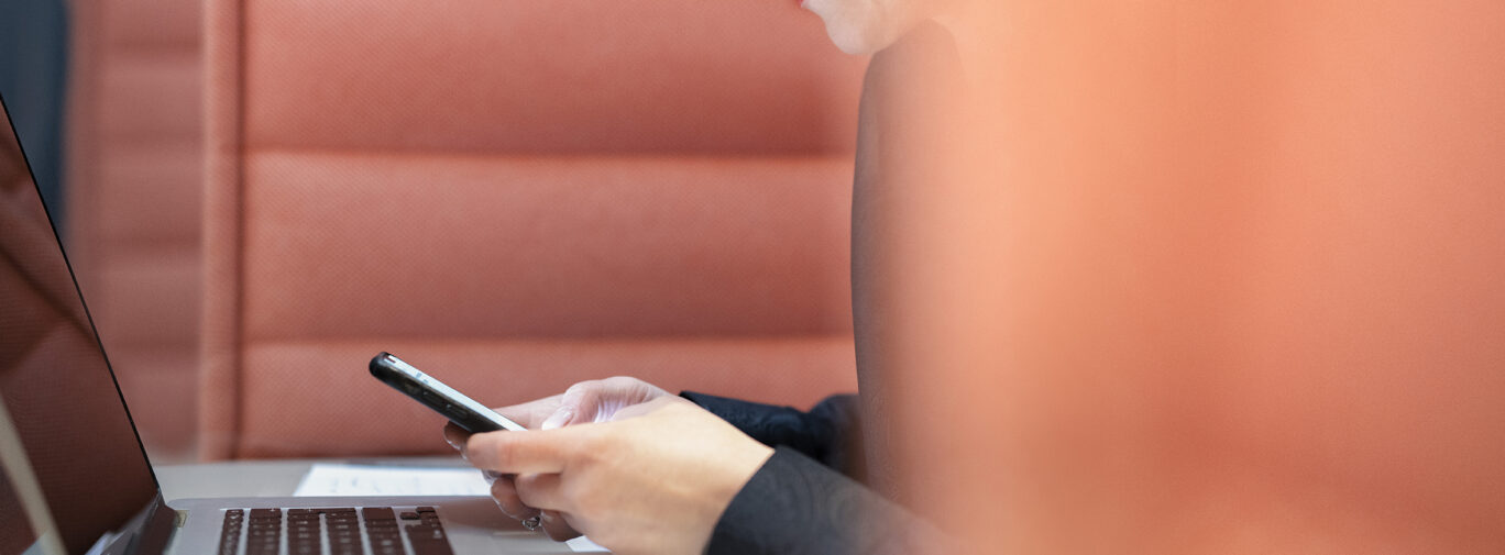 Nainen läppärillä