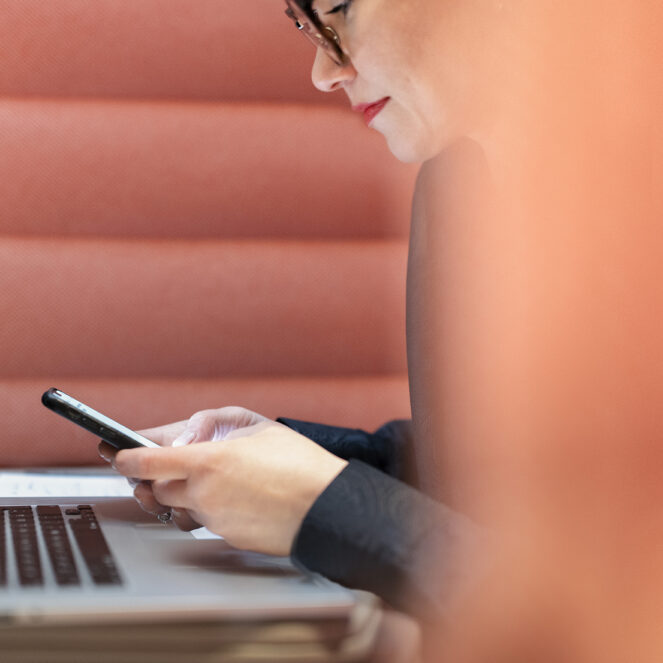 Nainen läppärillä