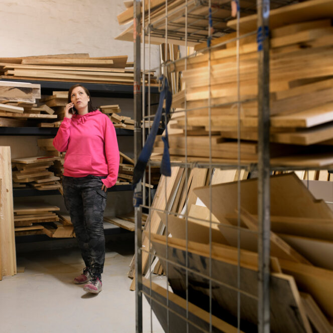 henkilö puhuu puhelimessa