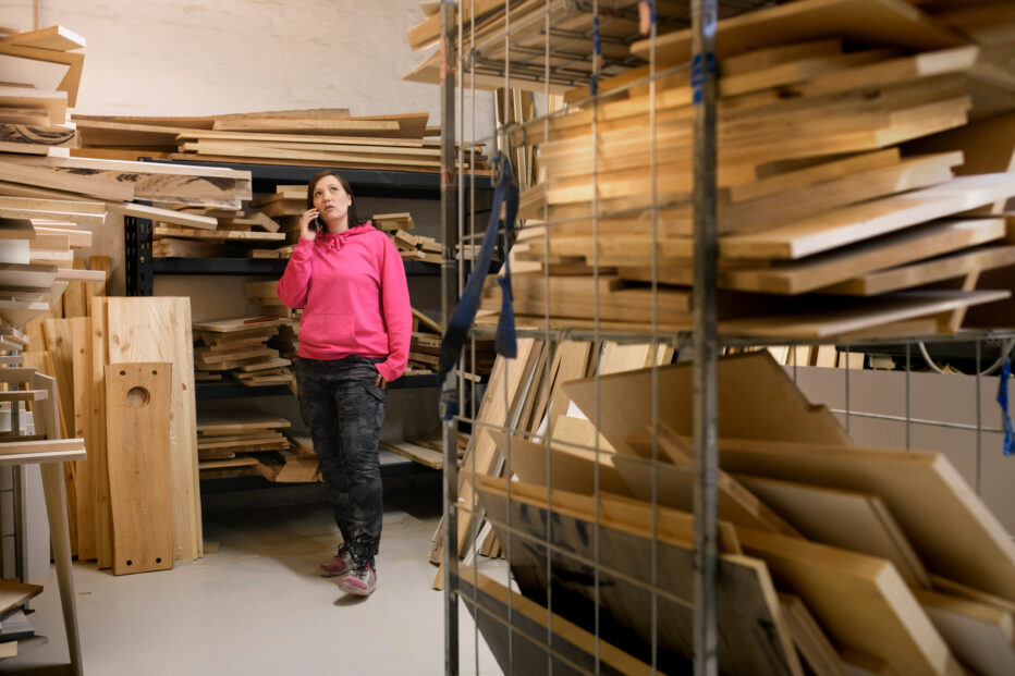 henkilö puhuu puhelimessa