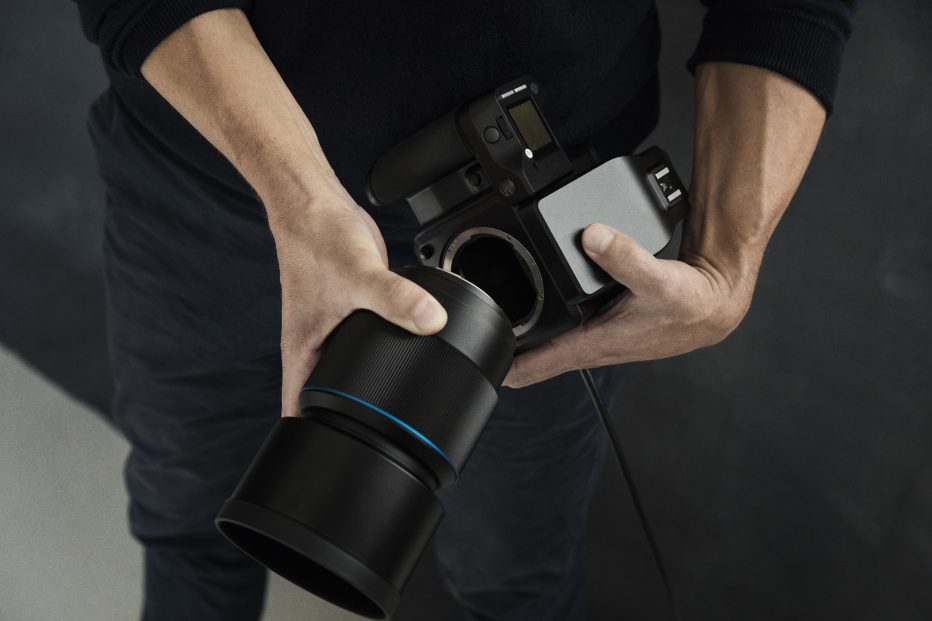 Valokuvaajan kädet pitelevät järjestelmäkameraa tekijänoikeuksista ja aineettoman omaisuuden oikeuksista kertovan oppaan kansikuvassa.