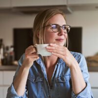 Suomen Yrittäjien ja Sanoma Median webinaarikuva nainen juo kahvia