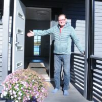 Teuvo Hakanen ja mökki