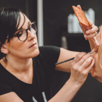 parturi-kampaaja Linda Huhtala työn touhussa