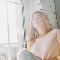 Nainen ikkunan äärellä