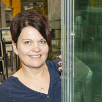 Riihimäkeläisen Lasiliiri Oy:n hallintojohtaja Anu Talja näkee jo uutta valoa alkaneelle vuodelle, vaikka työvoiman saatavuuden ja tuotantoketjun kanssa riittää haasteita.