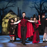 The Addams Family esityksen näyttelijät lavalla