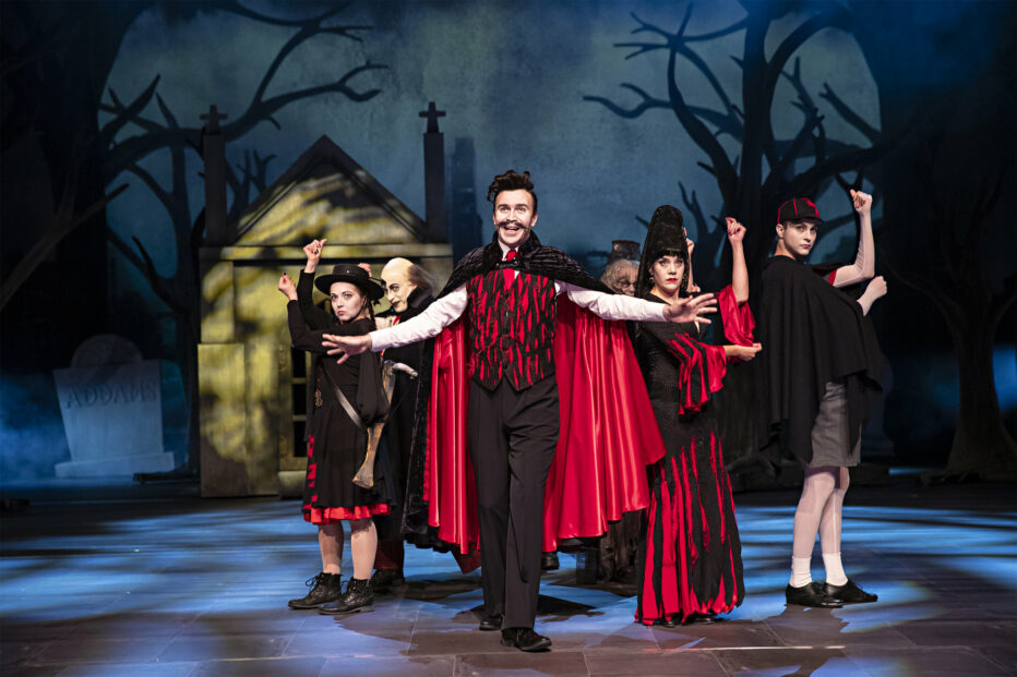 The Addams Family esityksen näyttelijät lavalla