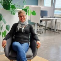 Sanna Tarkiainen istuu tuolilla