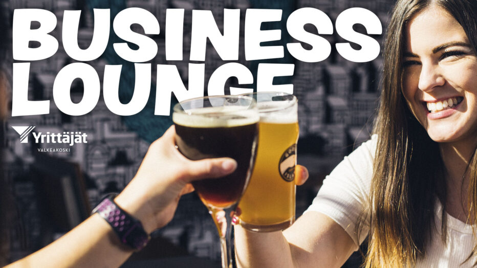 Business Loungessa kaksi henkilöä kilistävät juomiaan