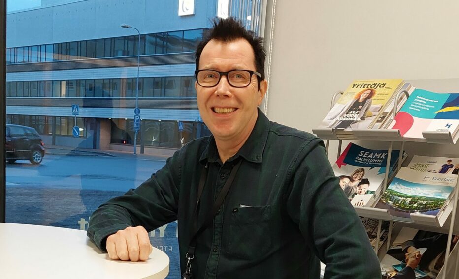 Aiheen pohtiminen sai alkunsa pk-yritysbarometrin tuloksia tutkiessa. Viimeisin tutkimus julkaistiin 14.2.2022. Keskityn seuraavassa Etelä-Pohjanmaan alueellisiin tuloksiin. Koko maassa omistajanvaihdosta suunnittelee seuraavan kahden vuoden aikana 15 % yrityksistä. Etelä-Pohjanmaalla osuus oli 12 %. Vuosi sitten tehdyssä tutkimuksessa omistajanvaihdoksen toteutumista seuraavan 3–5 vuoden aikana ennakoi 21 % alueemme vastaajista ja nyt vastaava lukema oli 16 %. Tällä kertaa 52 % vastaajista kertoi, ettei omistajanvaihdos ole lainkaan suunnitelmissa. Keväällä 2021 eteläpohjalaisyrityksistä 48 % oli tätä mieltä. On selvää, että korona muutti yritysten toimintaympäristöä voimakkaasti. Palvelualan yritysten toimintaa rajoitettiin lähes kahden vuoden ajan ja korona itsessään myös muutti ihmisten kuluttajakäyttäytymistä. Palvelu- ja ravintola-alan yrityksille tämä merkitsi merkittävää myynnin ja kannattavuuden heikkenemistä. Alan yritysten omistajanvaihdokset olivat jäissä, koska tulevaisuudennäkymät olivat heikot. Nyt vihdoin nämä alat pääsevät kuromaan kiinni menetettyä myyntiä ja tulosten parantuessa ne alkavat kiinnostaa yritysten ostamisesta kiinnostuneita. Teollisuuden puolella koronan yleiset vaikutukset jäivät lopulta pieniksi. Vuosi 2021 oli jopa niin vahva, että kasvua alkoi rajoittaa jo raaka-aineiden hinnannousu, komponenttipula, logistiikkaongelmat ja työvoimapula. Venäjän kunniaton ja kuvottava hyökkäyssota Ukrainaan pahentaa entisestään edellä mainittuja ongelmia. Yrittäjät ovat kiitettävästi oppineet valmistautumaan tuleviin omistajanvaihdoksiin ajoissa. Moni teollisuusyritys on kertonut odottavansa vielä vuoden 2021 hyvät tulostiedot ennen yrityksen myyntiin laittamista. Todennäköisyys parhaan hinnan saamiseksi yrityksestä onkin juuri, kun tulokset ovat hyvät ja tilauskannat pitkät. Epävarmuuksista huolimatta odotukset talouskasvun jatkumisesta ovat vielä hyvät. Ukrainaan kohdistunut sota leikkaa kasvua, mutta ei pysäytä sitä. Pessimistisimpienkin asiantuntija-arvioiden mukaan kasvu jatkuisi tänä vuonna vielä vähintään 2 %. Kannustankin luopumishalukkaita yrittäjiä edelleen kehittämään yrityksiä myyntikuntoon ja kasvuhalukkaita yrittäjiä pohtimaan voisiko yritysosto olla yksi mahdollisuus kasvustrategian toteuttamisessa. Minä olen apunasi, olitpa sitten ostamassa tai myymässä yritystä.