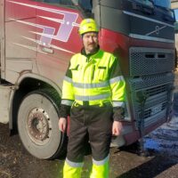 Mies seisomassa rekan edessä.