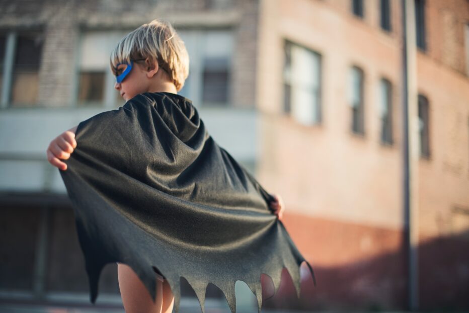 pieni lapsi batman-viitassa