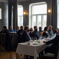 Jyväskylän Yrittäjien kevätkokous, ihmiset istuu pöydän ääressä