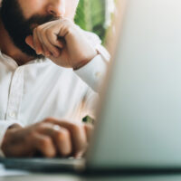 Henkilö tietokoneen ääressä.