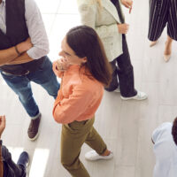 Ihmisiä keskustelemassa.