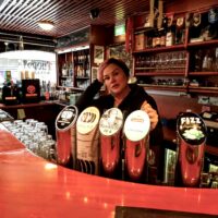 Savonkatu 19:ssä toimiva Kirsi Niva sinnittelee ilman lämmintä vettä