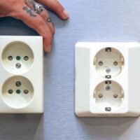 Maadoittamaton ja maadoitettu pistorasia