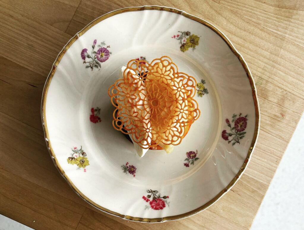 Reilusti paahdettua juustokakkua, lakkasorbettia, kevyesti vispattua kermalikööriä ja sitruskeksiä