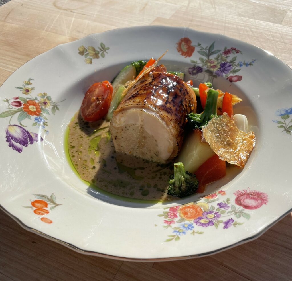 äytettyä kananrintaa, kevätkasviksia ja korvasieniä