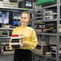 Edvina Wallenius digitoi VHS-kasetteja