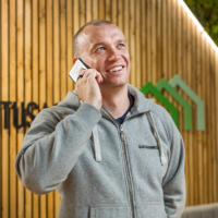 Henri Neuvonen puhuu puhelimessa