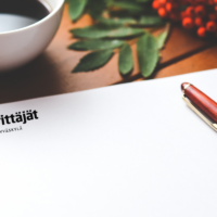 Kuvassa kirjepaperi ja kynä