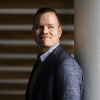 Yrittäjien ekonomisti Roope Ohlsbom kommentoi datakeskuksia koskevaa lakialoitetta